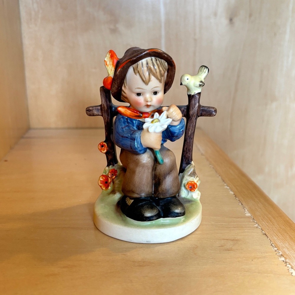Hummel Goebel "She Loves Me, She Loves Me Not" 4.25"